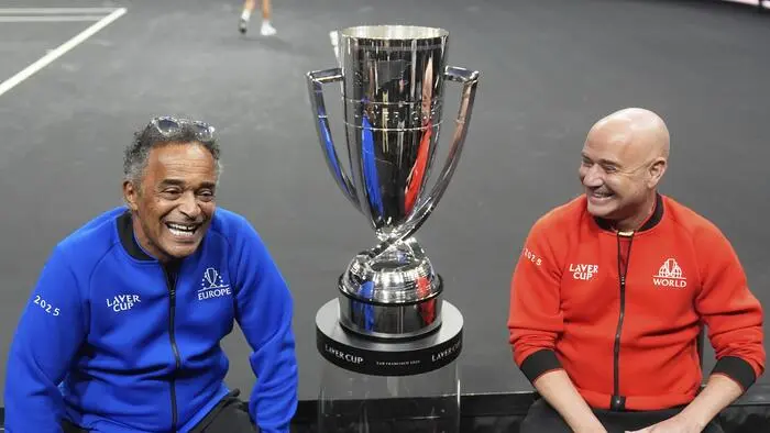 Die beiden Captains verstehen sich bestens: Yannick Noah coacht Team Europa (links), Andre Agassi ist für das Team Welt verantwortlich