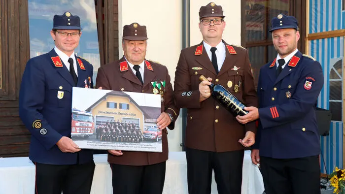 Von der Partnerfeuerwehr Neudorf an der Mur gab es von Kommandanten HBI Gernot Warasdin (3. von Links) einen guten Tropfen Rotwein und ein Foto als Geschenk. Die Partnerschaft besteht bereits seit über 30 Jahren!Am Foto von Links: Kdt. Riebert Georg Zwatz, Ehrenhauptbrand Inspektor Franz Lienhardt, Kdt. Gernot Warasdin und Kdt.Stvr. Christian Dörfler.