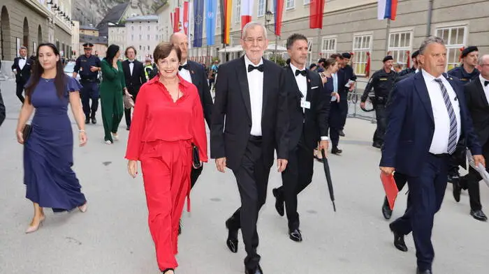 Bundespräsident Alexander van der Bellen mit Gattin Doris Schmidauer auf dem Weg zur Felsenreitschule
