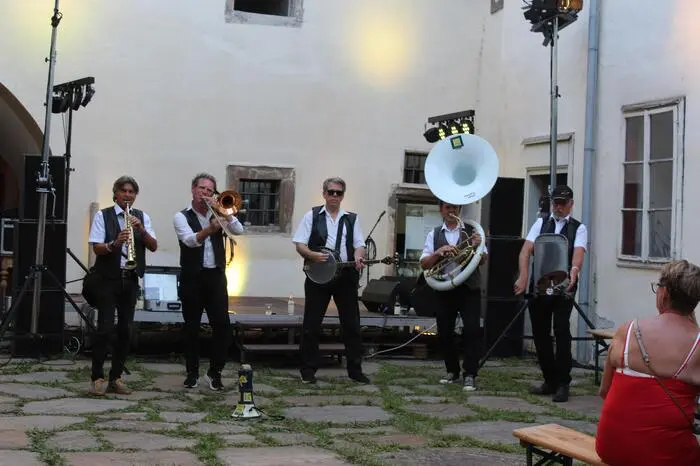 Im Museumshof und am Tabor heizten sieben Bands, darunter die Soko Dixie, den zahlreich erschienenen Gästen ordentlich ein
