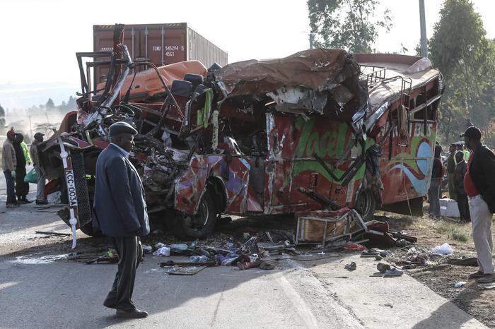 Ein von der ugandischen Grenze kommender Bus ist in der Nähe der Stadt Nakuru auf die Gegenfahrbahn geraten und mit einem Lastwagen zusammengestoßen