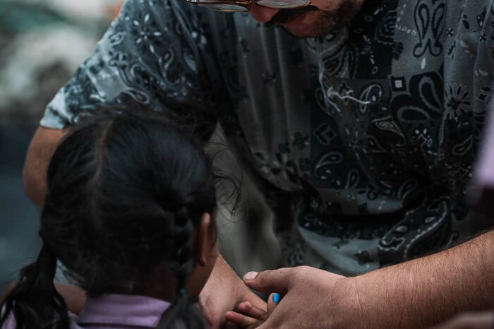 In Indien betreute er Slum-Kinder. Bitte klicken Sie sich durch die Galerie...