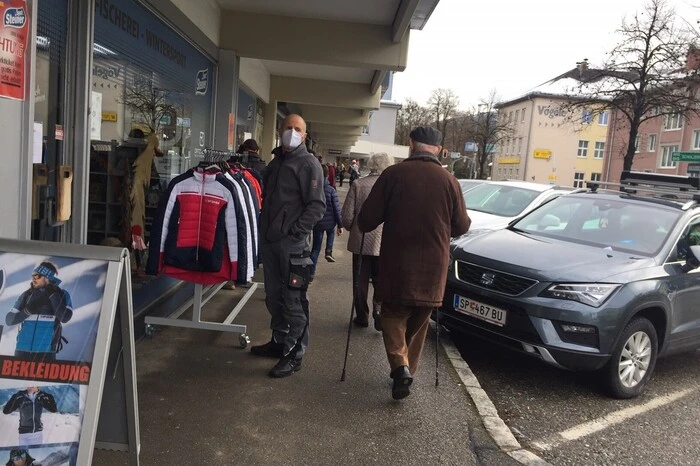 Ein Ansturm sieht anders aus: wenig Bewegung in den Spittaler Einkaufsstraßen und in den Geschäften.