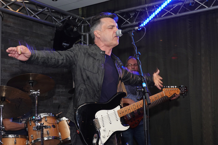 Klicken Sie sich durch weitere Bilder der Osterbluesnight.