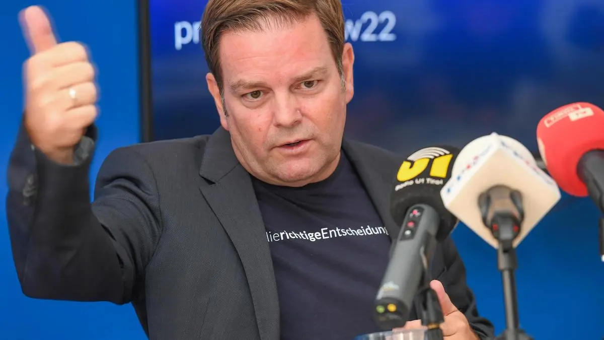 ABD0064_20220812 - INNSBRUCK - ÖSTERREICH: Spitzenkanditat Markus Abwerzger am Freitag 12. August 2022, anlässlich einer Pressekonferenz der FPÖ Tirol zur Präsentation des Wahlprogramms und der Wahlkampagne: Friede, Freiheit, Wohlstand, Sicherheit für die Landtagswahl, in Innsbruck. - FOTO: APA/EXPA/ERICH SPIESS