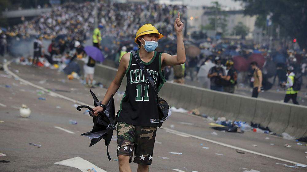 Meist jüngere Demonstranten trugen schwarze Kleidung, verdeckten ihre Gesichter mit einem Mundschutz und trugen Arbeitsbrillen gegen Tränengas und Pfefferspray