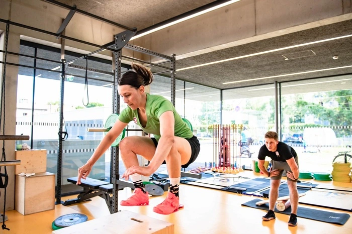 Boxjumps: Einerseits als ergänzende Explosivkraftübung zu den Kniebeugen. Andererseits auch eine Koordinationsübung für Sprünge und Landungen im Schnee.