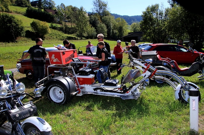Auch 39 Trikes waren zum Treffen angereist, dazu eine Vielzahl an Bikern. Bereits um die Mittagszeit wurden die reservierten Stellplätze knapp.