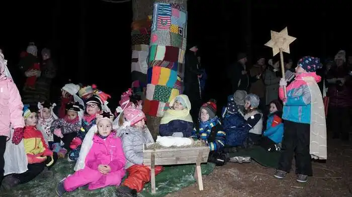 Eine Wanderung mit Hirtenspiel inszenierter der Kindergarten in Baldramsdorf.