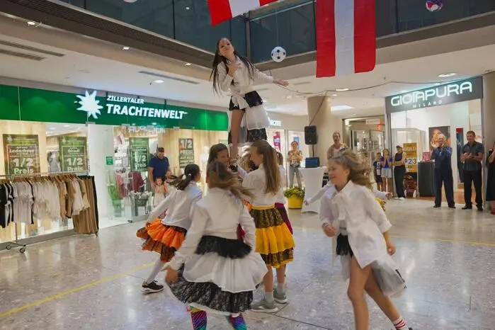 Rund 120 Tänzerinnen und Tänzer aus der gesamten Region zeigten auf der Bühne ihr Können und sorgten für begeisterte Gesichter beim Publikum.