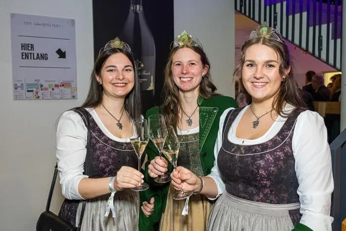 Auch die Weinhoheiten Antonia Hiebaum, Magdalena Niederl und Lea Kneißl (v.l.) ließen sich den Abend nicht entgehen.