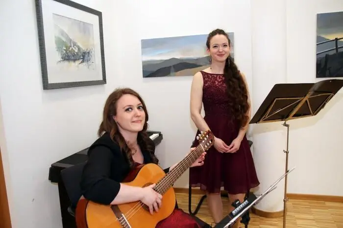 Bereits zu Beginn der Vernissage gab es tosenden Applaus für die Sopranistin Magdalena Ofner und die Gitarristin Regina Ofner für den sehr gefühlvoll vorgetragenen Erzherzog Johann-Jodler. 