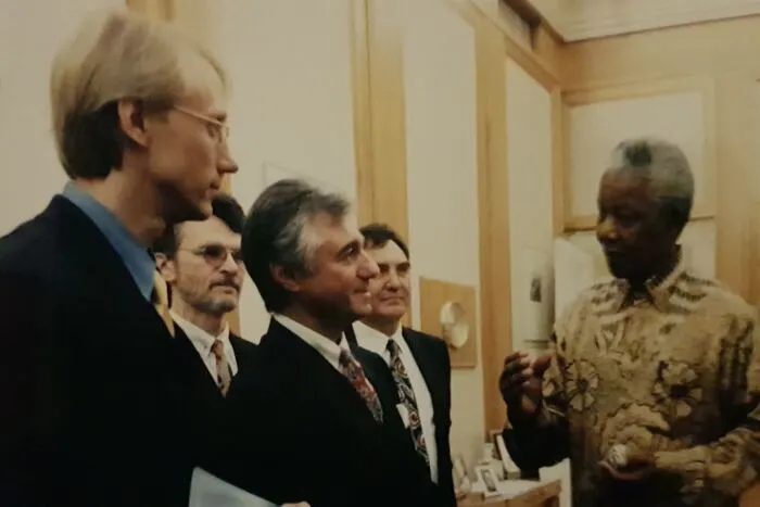Schützlhoffer überreichte Nelson Mandela bei einer Veranstaltung im Jahr 1996 ein Faberge-Ei