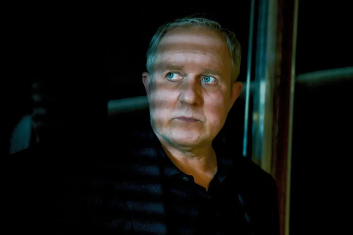 Nicht unbedingt zur Freude von Moritz Eisner (Harald Krassnitzer), der mit Bibi Fellner (Adele Neuhauser) deswegen vom Fall abgezogen wird.