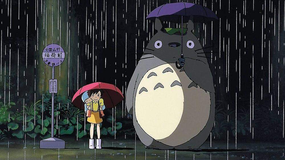 Totoro und seine menschliche Freunde warten auf den Bus. 
