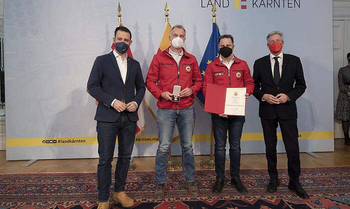 Günter Faul (Zweiter von Links) rettete drei eingeschlossene Höhlenforscher in Salzburg. Er ist Mitglied der Kärntner Höhlenrettung. Landesleiter Andreas Langer (rechts neben ihm) gratulierte.