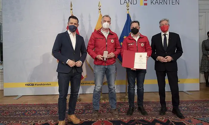 Günter Faul (Zweiter von Links) rettete drei eingeschlossene Höhlenforscher in Salzburg. Er ist Mitglied der Kärntner Höhlenrettung. Landesleiter Andreas Langer (rechts neben ihm) gratulierte.