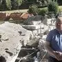 Hannes Pemberger vor den Trümmern seines Hauses