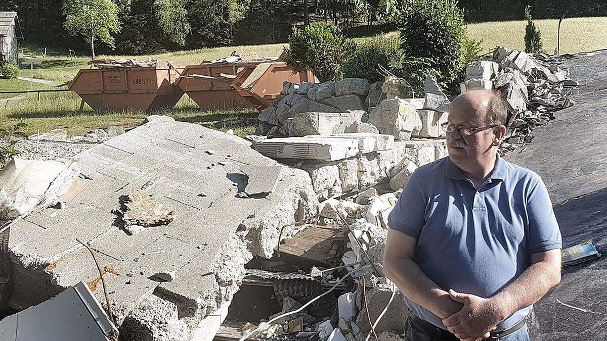 Hannes Pemberger vor den Trümmern seines Hauses