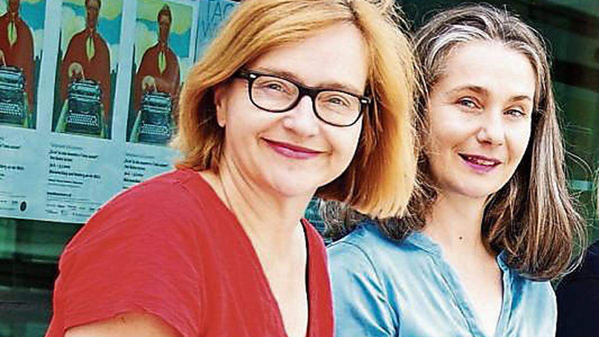 Angelika Reitzer (l) und Maria Gstättner stellen gemeinsam mit Ditz Fejer ihr gemeinsames Werk vor