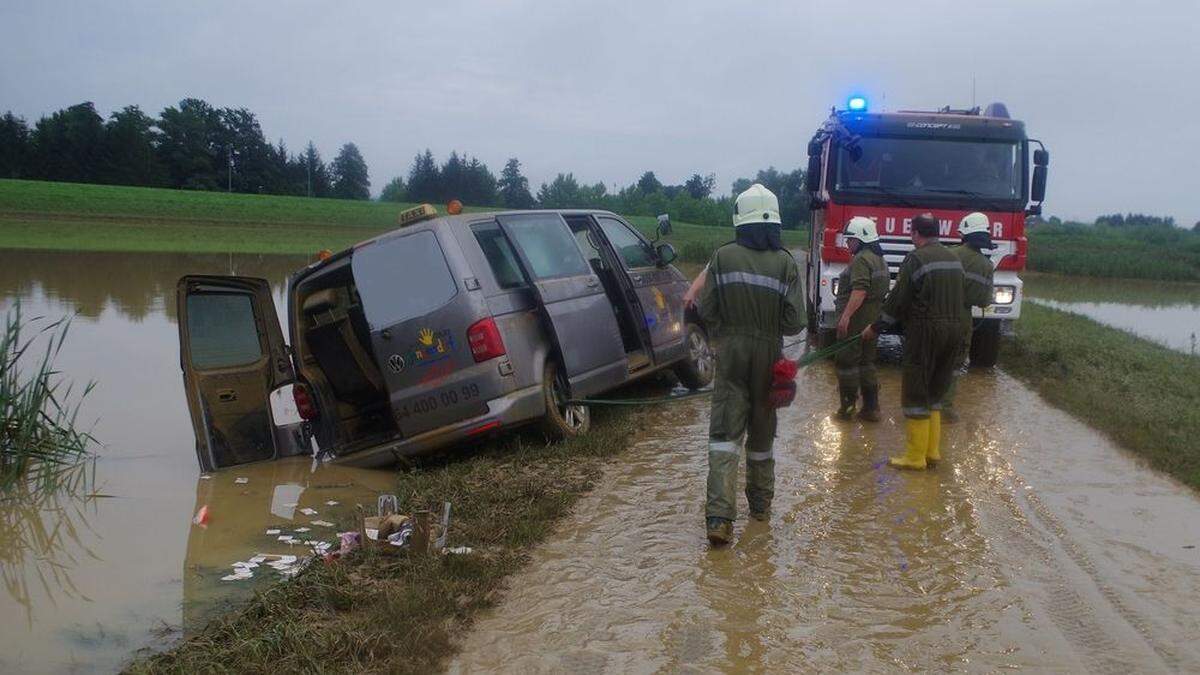 Das Taxi konnte erst Sonntag in der Früh geborgen werden