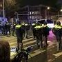 Hunderte Randalierer schleuderten gestern Abend in Den Haag Steine und andere Gegenstände gegen Polizisten