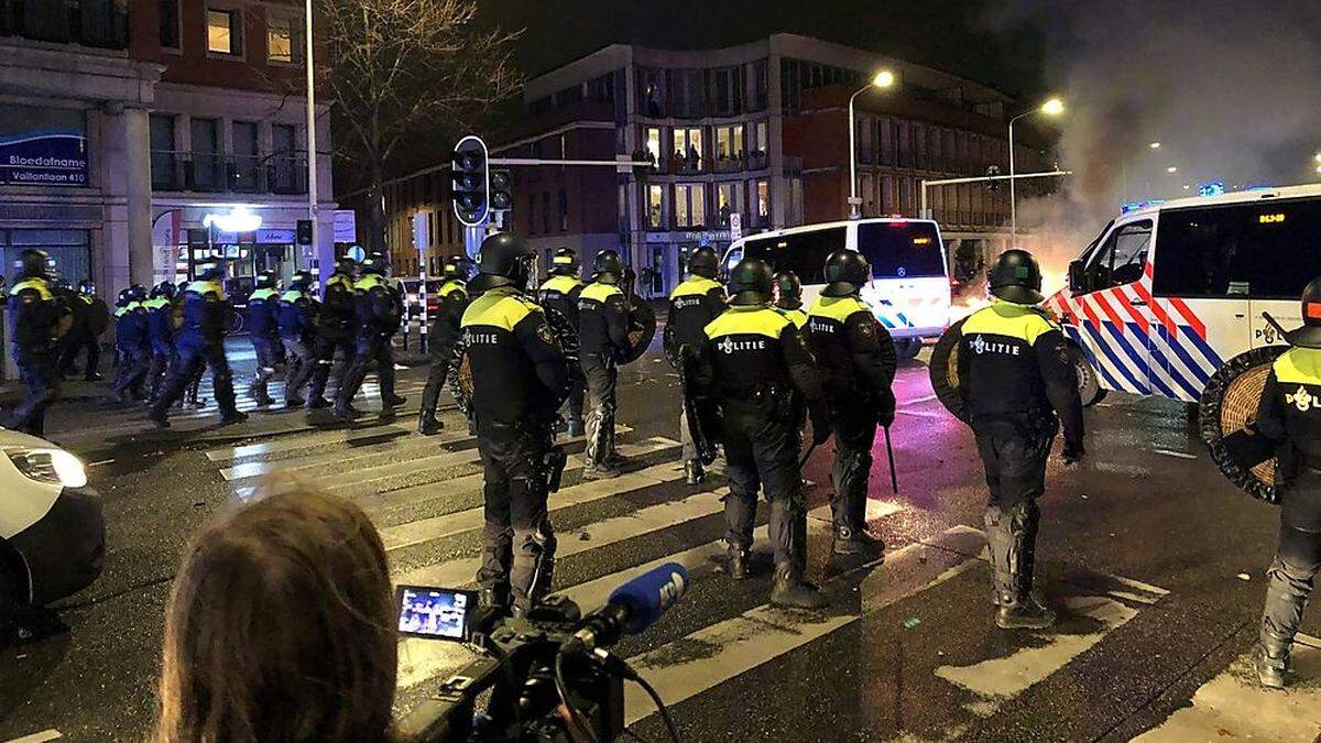 Hunderte Randalierer schleuderten gestern Abend in Den Haag Steine und andere Gegenstände gegen Polizisten