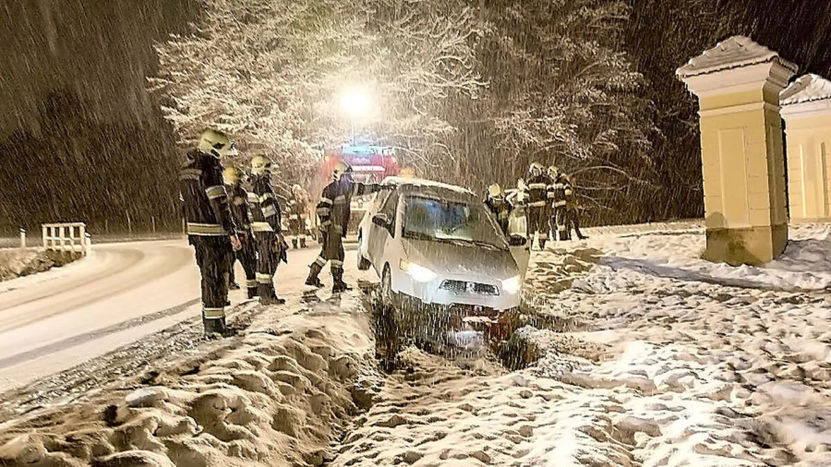Die Feuerwehr Landscha bei der Fahrzeugbergung an der alten B72 in Thannhausen