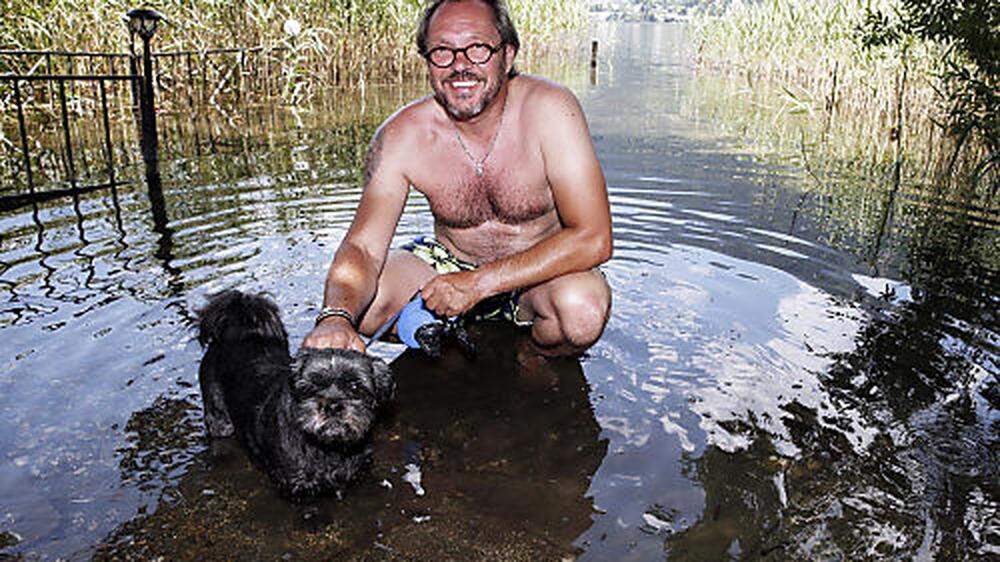 Michael aus Hamburg und sein Hund Earny kühlen sich im Strandbad Messner am Ossiacher See ab