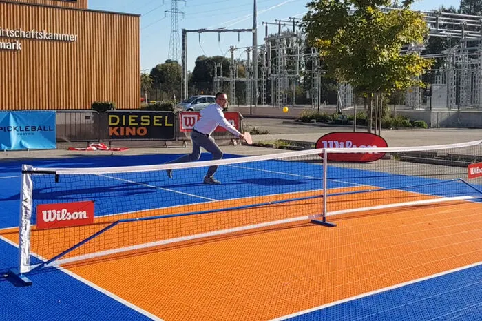 Auch Bürgermeister Stefan Helmreich hat die neue Trendsportart gleich einmal ausprobiert.