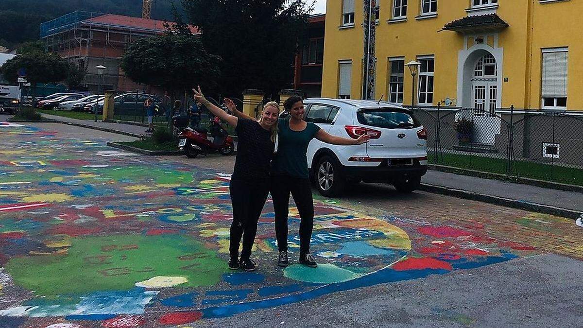 Die beiden Lehrerinnen der VS Judendorf-Straßengel Denise Pöllabauer und Ulrike Schlemmer haben die Straße vor ihrer Schule mit den Kindern zum Blühen gebracht