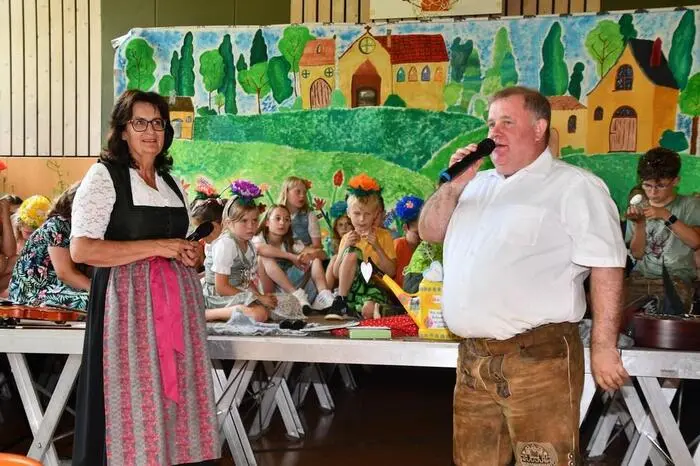 Gemeinsam mit Lehrerkollegium, Elternverein, Kindergarten, Schulqualitätsmanagerin Andrea Ofner sowie Vertreterinnen und Vertretern der Gemeinde wurde Setznagel mit großem Dank und hoher Anerkennung verabschiedet. Bürgermeister Klaus Kollau überreichte ihr als Zeichen des Dankes die goldene Ehrennadel der Gemeinde.