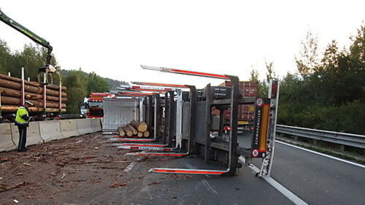Der Sattelschlepper kippte in einer Kurve um, das Holz wurde auf einen anderen Lkw geladen