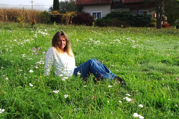 Sabine Gasparitz bei ihrer Lieblingsbeschäftigung - in der Wiese Schmetterlinge beobachten