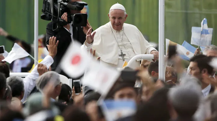 Papst Franziskus hat das Wettrüsten mit Atomwaffen als "himmelschreienden Anschlag" auf die Menschheit verurteilt und ein Ende des Gebrauchs von Massenvernichtungswaffen gefordert. 