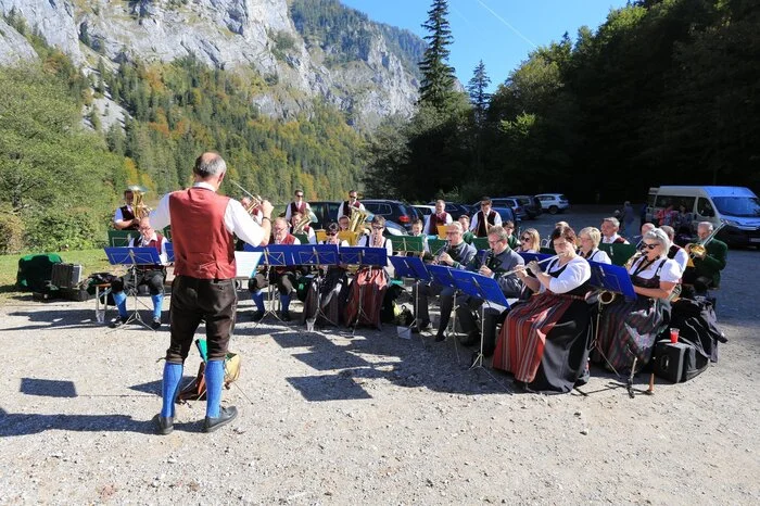 Das milde, spätsommerliche Wetter lockte zahlreiche Familien und Gäste aus der Ferne an den Leopoldsteinersee, um die atemberaubende Natur, die gemütliche Stimmung, die schöne Musik und die wärmenden Sonnenstrahlen zu genießen.