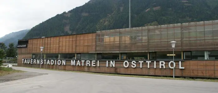 Die Fassade des Tauernstadions Matrei in Osttirol