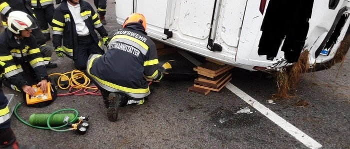 Der Fahrer erlitt bei dem Unfall Verletzungen unbestimmten Grades