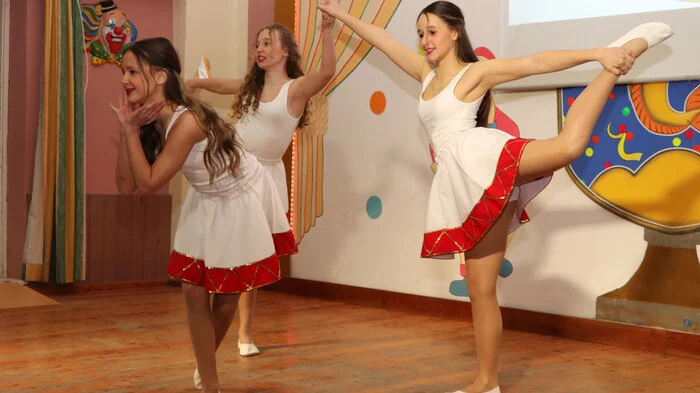 1)	Garde: 

Unter der Choreographie von Signe Fischer-Teuffenbach präsentieren sich auch wieder die jüngsten Akteurinnen auf der Bühne im Piller Saal.

Am Foto von Links: Hannah Franzl, Hannah Fischer und Jasmin Kerschbaumer.