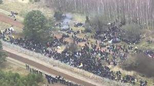 Hunderte Menschen bewegen sich zu Fuß auf Grenze zu