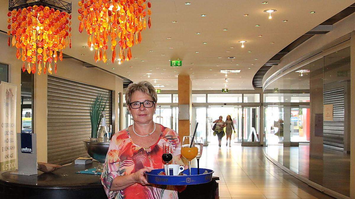 Manuela Kalt, Café Lounge, hält im leeren Erdgeschoß die Stellung