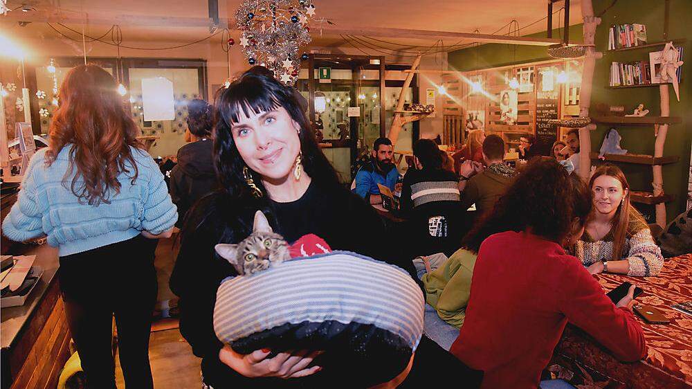 Aurora Mari, die neue Wirtin des einzigen Katzencafés in Friaul