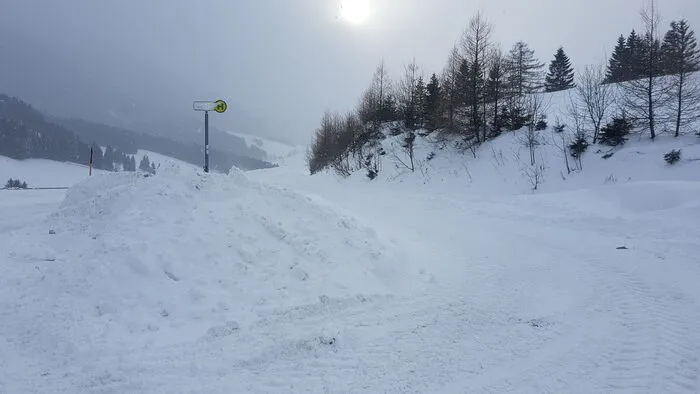 Durch den Sturm türmt sich der Schnee meterhoch in Hohentauern.
