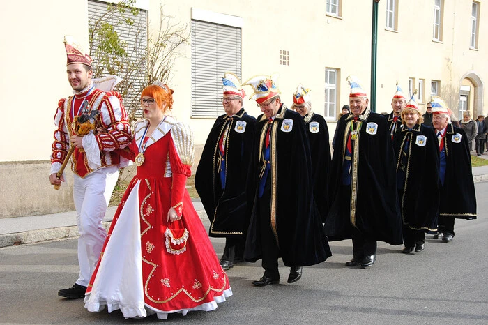 Mit dabei waren auch Helmut Schwimmer, Präsident der Faschingsgilde, die charmanten Mädchen der Garde und die Marktmusik, die mit ihren Märschen für Stimmung sorgte.