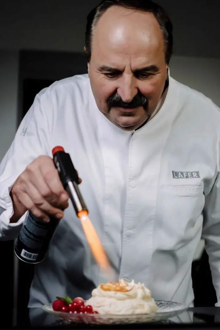 Johann Lafer, Spitzenkoch mit steirischen Wurzeln, greift häufig zum Bunsenbrenner.