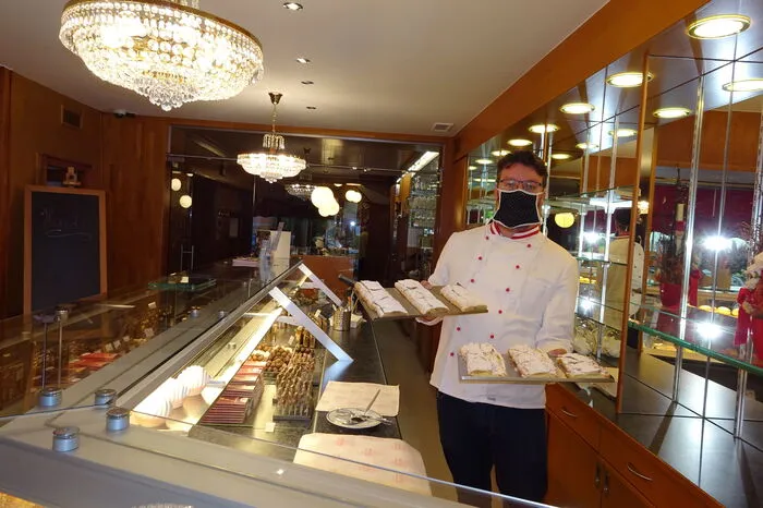 Cafétier und Konditormeister Robert Moser mit frisch gebackenen Strudeln.