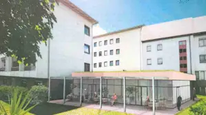 Visualisierung für ein Nachverdichtungswohnprojekt, man sieht ein mehrstöckiges Gebäude in weiß mit Radabstellplätzen davor