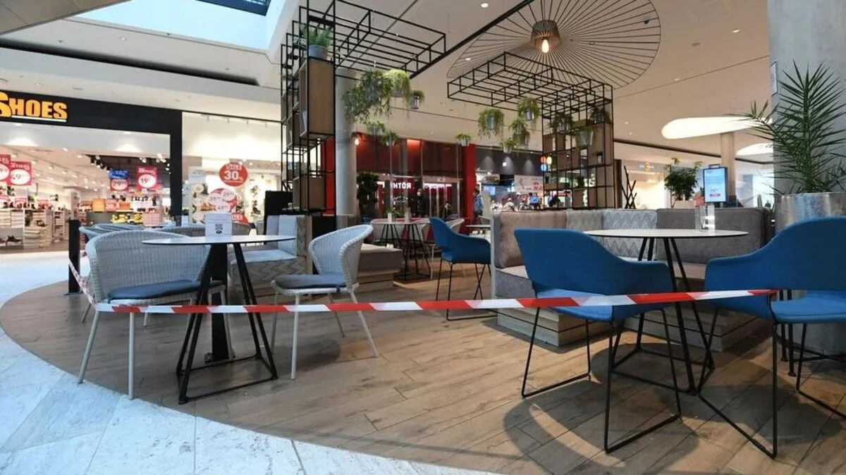 Sujetbild: Sitzbereiche sind in Einkaufszentren coronabedingt gesperrt.