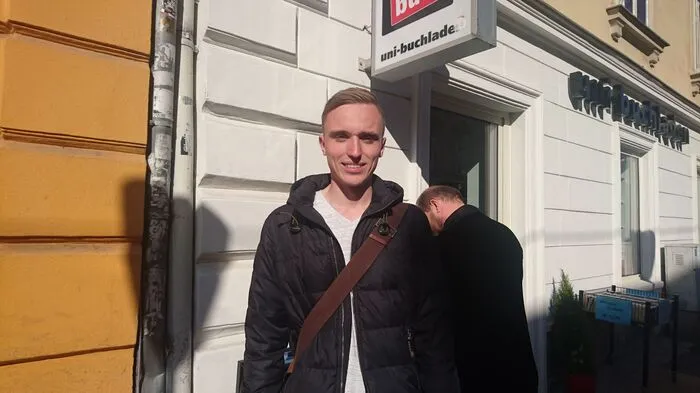 Lukas L., 21 (JUS)"Ich bin gegen die Idee einer Fußgängerzone, vor allem wegen den Einschränkungen für den Autoverkehr. Wenn man solche Projekte angehen will, muss zuerst der öffentliche Verkehr ausgebaut werden!"