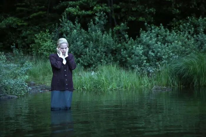  Weissensee. Für den, aus Kärnten stammenden, Filmproduzenten Helmut Grasser war es nach 60 Filmen der erste, den er in seiner Heimat drehte. Das dramatischen Finale von Michael Ramsauers Thriller – übrigens sein Langfilmdebut – „Mein Fleisch und Blut“ spielt am Weissensee und entstand 2015. Mit Ursula Strauss und Andreas Kiendl in den Hauptrollen.